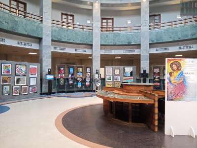 Nella sala circolare dell�edificio degli anni 30 erano state esposte alcune delle opere presenti nell�ultima pubblicazione dell�associazione: �Inde Si Yes�